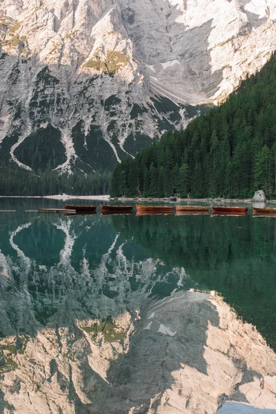 Majestatyczny Widok Molo Drewnianych Łodzi Piękne Jeziora Góry Jezioro Braies — Zdjęcie stockowe