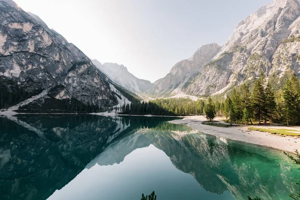 Vista Panorâmica Fascinante Lago Límpido Nas Montanhas Lago Braies Itália — Fotografia de Stock