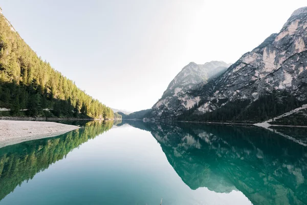 Vista Panorâmica Fascinante Lago Límpido Nas Montanhas Lago Braies Itália — Fotografia de Stock