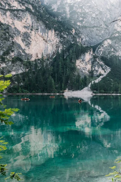 Malowniczy Widok Fascynujące Czystym Jeziorem Górach Jezioro Braies Włochy — Zdjęcie stockowe