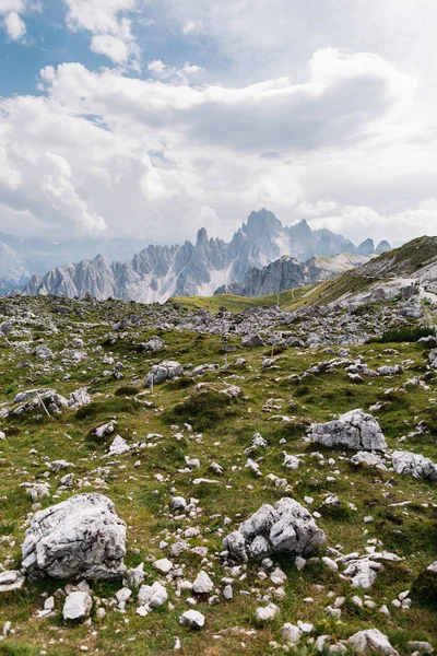 Schilderachtig Uitzicht Prachtige Bergen Onder Dramatische Hemel Tre Cime Lavaredo — Stockfoto