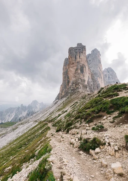 劇的な空 Tre Cime Lavaredo イタリアの下で美しい山の景色 — ストック写真