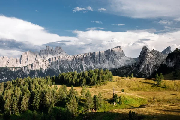 劇的な空 Tre Cime Lavaredo イタリアの下で美しい山の景色 — ストック写真