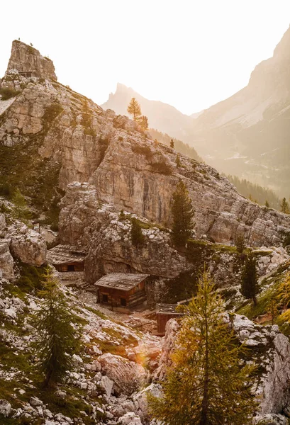 古い木製小屋チンクエ トーリ ドロミテ イタリアで岩に隠されました — ストック写真