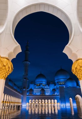 ünlü ve güzel Şeyh Zayed Camii mimari, görünümü ile kemer, Abu Dabi, Birleşik Arap Emirlikleri