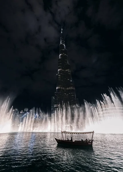 迪拜世界贸易中心和喷泉的夜间景观 Uae — 图库照片