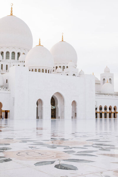 известная и красивая мечеть шейха Заида, Абу-Даби, ОАЭ
