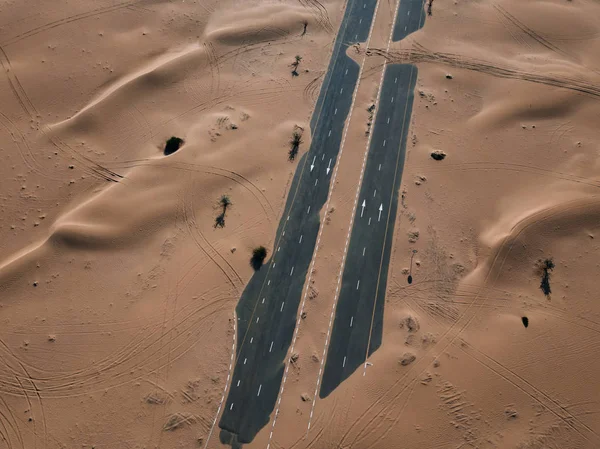 立面図の古い空の砂 ドバイ アラブ首長国連邦によって覆われている砂漠の道 — ストック写真
