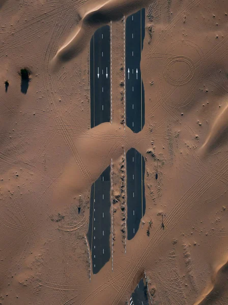 在被沙子覆盖的沙漠中的旧空旷道路的高架视图 Uae — 图库照片