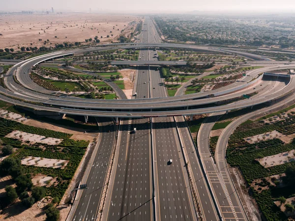 ドバイ アラブ首長国連邦での高速道路の高架のビュー — ストック写真