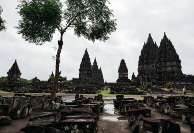 Borobudur Tapınağı, Unesco Dünya Mirası Stupas yukarıda gri gökyüzü 