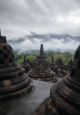 Borobudur Tapınağı ve bulutlu yağışlı hava stupas 