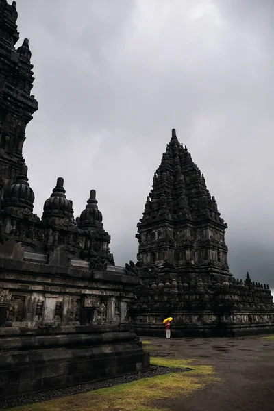 Stupas Borobudur Temple Par Temps Pluvieux Homme Avec Parapluie Jaune — Photo