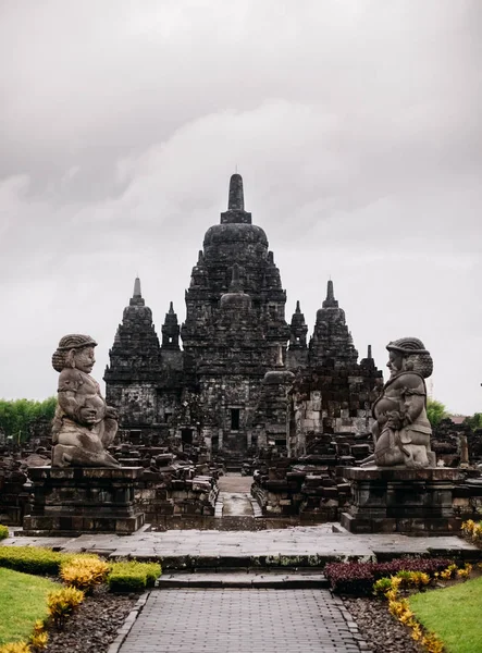 雨の天候 ボロブドゥール寺院 ユネスコの世界遺産 — ストック写真