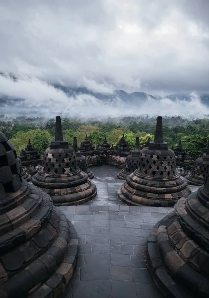 Borobudur Tapınağı Yeşil Orman Yukarıda Bulutlu Gökyüzü Stupas — Stok fotoğraf