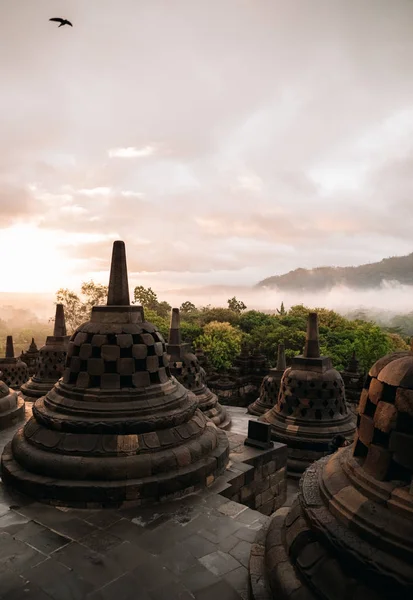 Borobudur Tapınağı Günbatımı Gökyüzü Stupas — Stok fotoğraf