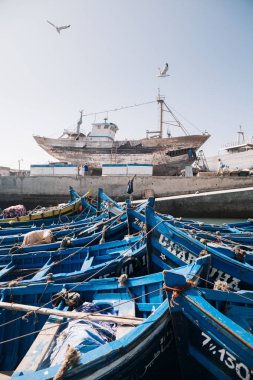Körfezdeki mavi botların manzarası, Essaueira, Fas