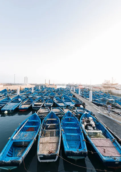 Körfezdeki mavi botların manzarası, Essaueira, Fas