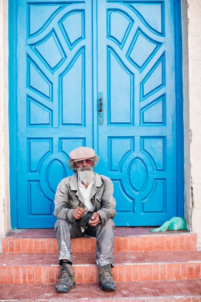 Muž Proti Modrým Dveřím Essaueiře Maroko — Stock fotografie