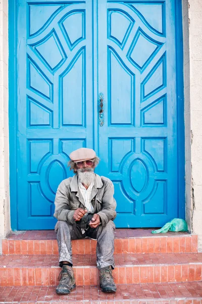 Homem Contra Portas Azuis Essaueira Marrocos — Fotografia de Stock