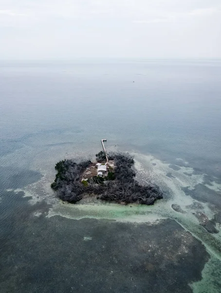 Pequena ilha com casa perto de Seven Mile Bridge na Flórida, EUA — Fotografia de Stock