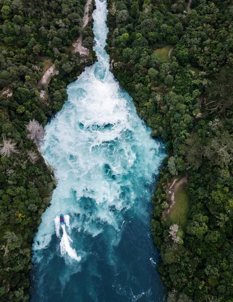 Drohnenblick auf den Wasserfall Huka Falls in Neuseeland — Stockfoto