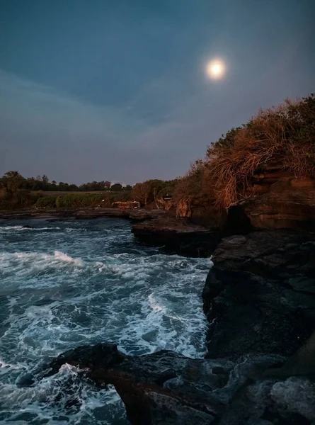 Klify w pobliżu Tanah Lot świątyni wody w Bali — Zdjęcie stockowe