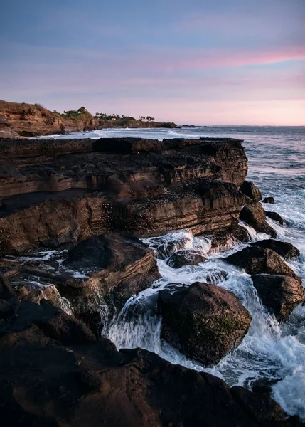 Klify w pobliżu Tanah Lot świątyni wody w Bali — Zdjęcie stockowe