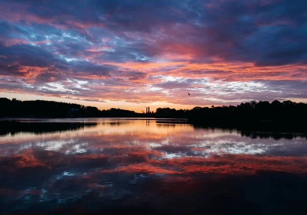 De manhã cedo antes do nascer do sol no lago — Fotografia de Stock