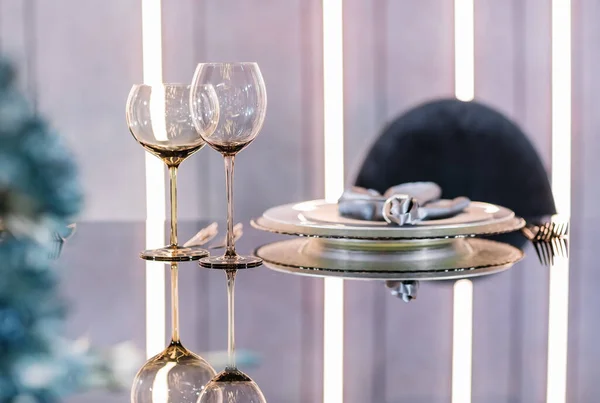 Lege glazen in een modern restaurant — Stockfoto
