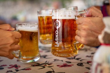Budva - Karadağ - 19 Eylül 2018: eller insan toasting ve holding Lako bira gözlük çerçevelerinde