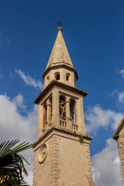 Budva - Karadağ mavi gökyüzü ile kilisede eski kule