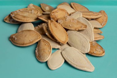 Siyan zeminüzerinde izole tuzlu kabak çekirdeği yakın yakalama