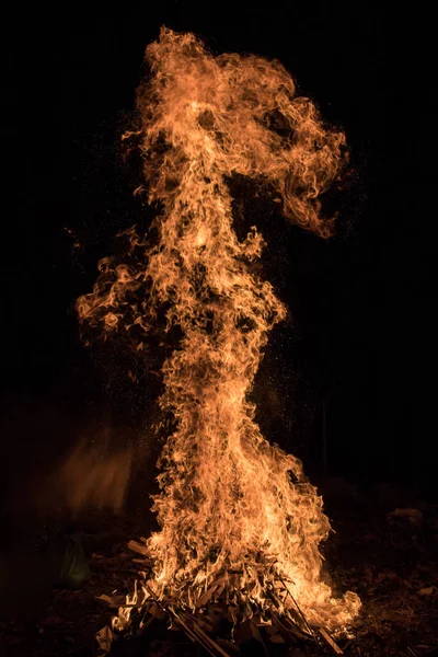 Photographie d'un feu de joie, une flamme vive — Photo