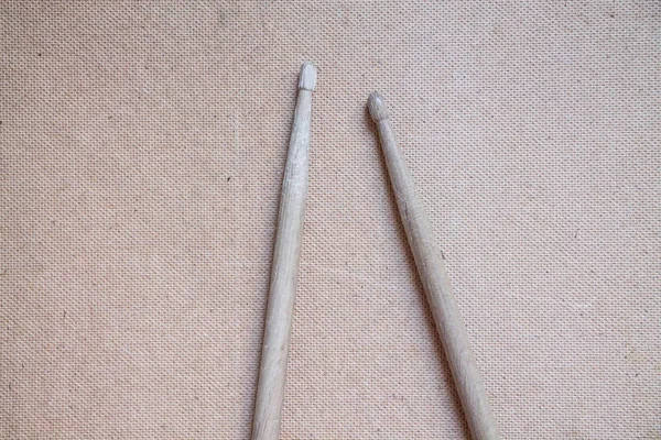 Horizontal photo of old used drumsticks on a light background — Stock Photo, Image