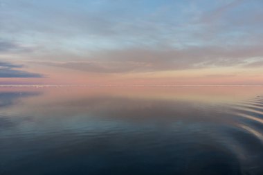 Hafif esinti ve Deniz sessizliği ile sakin ve sakin deniz