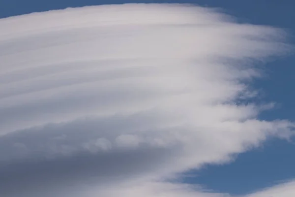 Fotografia orizzontale di nuvole bianche e cielo blu — Foto Stock