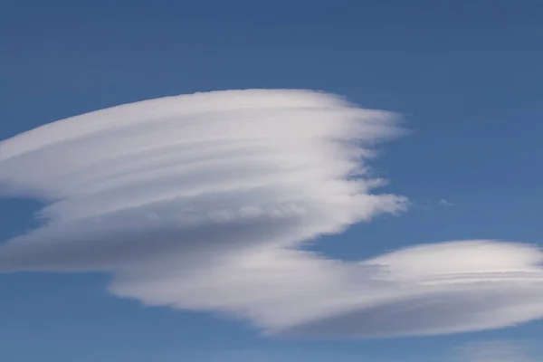 하얀 구름과 푸른 하늘의 수평 사진 — 스톡 사진