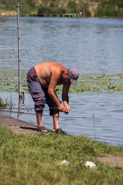 Vinnitsa Ucrânia Maio 2018 Pescador Coloca Sino Alimentador Linha — Fotografia de Stock