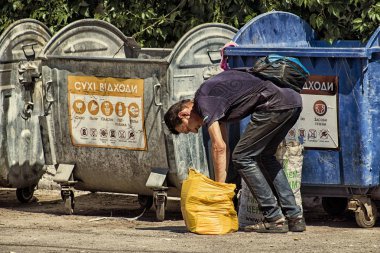 Vinnitsa, Ukrayna - 28 Mayıs 2018: adam geri dönüşüm karton bir çanta içinde karıştırıcılar