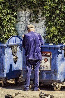 Vinnitsa, Ukrayna - 28 Mayıs 2018: çöp yararlı şeyler arıyorum stokçu Büyükbaba
