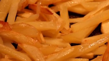 patates kızartma tavada kızarmış