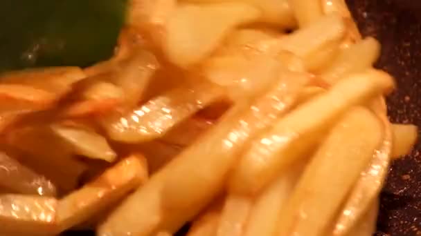 土豆煎在煎锅里拌上刮刀 — 图库视频影像