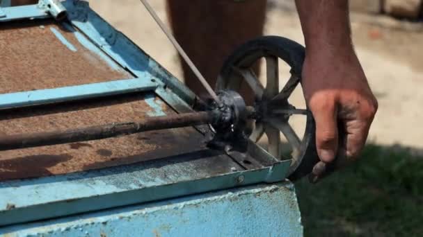 Svetsning Gnistor Svetsare Svetsar Axeln Den Gamla Järn Vagnen — Stockvideo