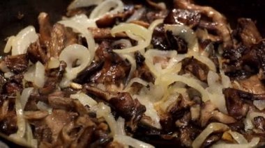 Soğanlı bir tavada kızarmış tatlım agaric