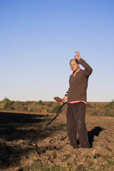 Cacciatore Tesori Con Metal Detector Tra Mani Sorriso Sul Viso — Foto Stock