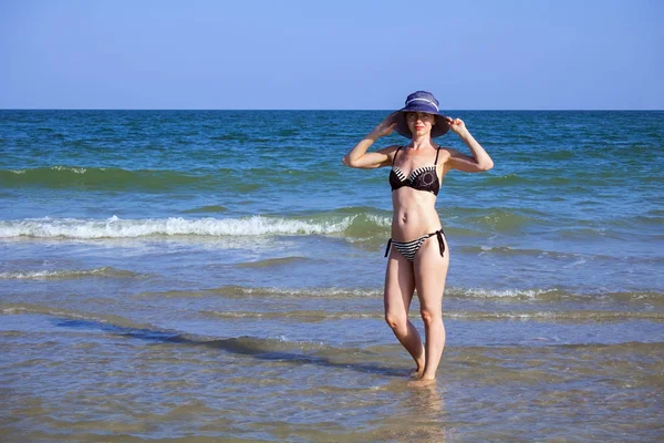 Joven Chica Hermosa Traje Baño Sombrero Rayas Está Pie Mar — Foto de Stock