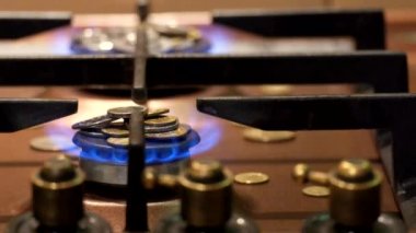 Para bir gaz brülörlü mavi alev içinde yakmak. Ne kadar gazdır. Gaz tarifeler