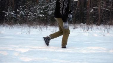 Adam paket fişi karda yürür ve sorunsuz hareketli yavaş düşüyor