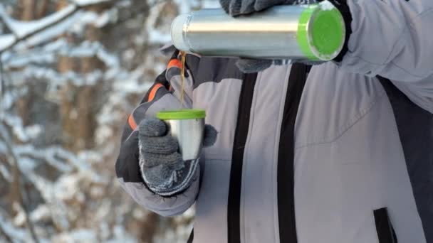 Der Mann Der Kälte Gießt Heißen Tee Aus Einer Thermoskanne — Stockvideo